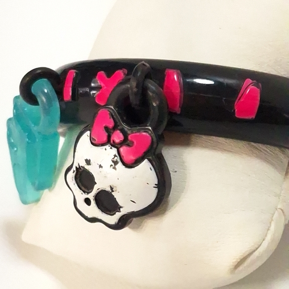 Monster High Charm Bracelet Bangle Black‎ Pink Stitches Lightning Bolt Skullette - Picture 2 of 5